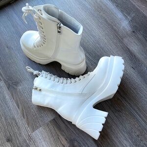 NWT. Liliana Booties w/ Platform & Chunky Heel. Lace Up Ankle Boots. White. US 8